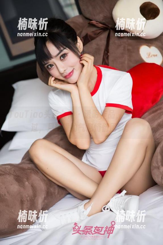 TouTiao头条女神-月音瞳 TouTiao头条女神 - 透明作品,一张张翻过,月音瞳的气息悄悄围绕。