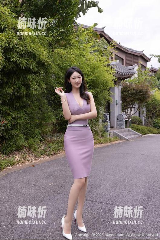 Xiuren秀人网 - 圆圆酱最新御姐图包，穿着特别的衣服与不特别的你擦肩而过！