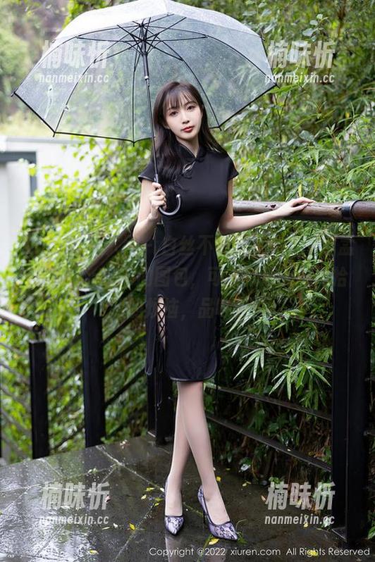 Xiuren秀人网 - 白丝不会辜负你，下载孟狐狸FoxYini的图包，可能就像无意间拾到的烦恼，品味着…