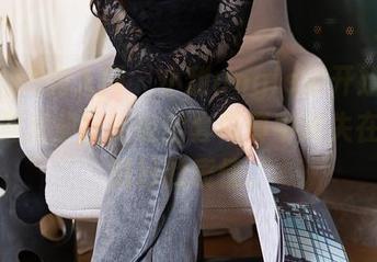 Xiuren秀人网 – 小甜angle刚开始是秘书，最后却让我在全套写真中迷失在那些微妙的表情。