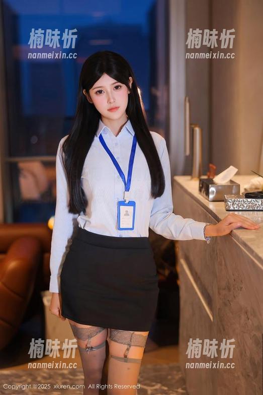 Xiuren秀人网-拍黄瓜girl Xiuren秀人网 - 拍黄瓜girl最新写真:灰丝引发小心思,冲突与和谐的微妙结合?