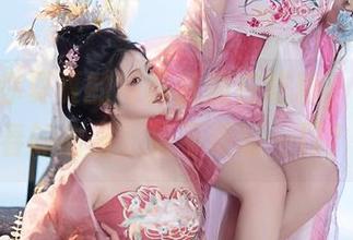 欸，看你夏夏的写真就像在吃糖，龙年新春的甜蜜，要不要咬一口？