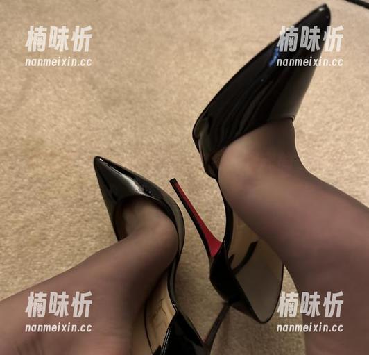 保守的二舅妈 微密圈 - 照片中的红丝白袜,保守的二舅妈真会玩