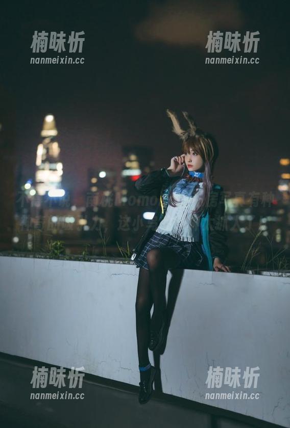 不得不说，南桃Momoko的私房写真有种神奇的吸引力，这小鸟的眼神太抓人了！