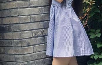 头条女神 – 从侧面瞥见温心怡的瑰丽海军服试衣间，别说我没提醒你，她超会挑？