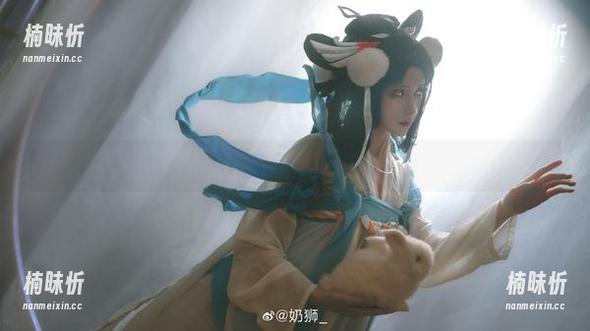 奶狮不咬人 我在努力用我的眼睛追赶奶狮不咬人的长腿,推荐这图包给心有戚戚的人