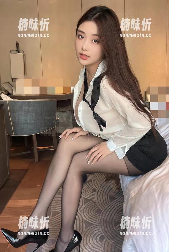 奶雯 微密圈 - 一公文包带走全部,奶雯的秘书制服图集让你满怀遐想。