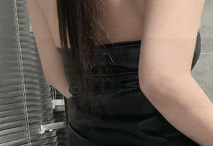 微密圈 – 奶雯黑皮裙私拍合集，穿上这条裙子就是不一样的存在吗？