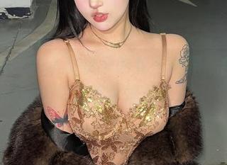 微密圈 – 在小优优子的女王世界，合集里的每张都拿捏住你。