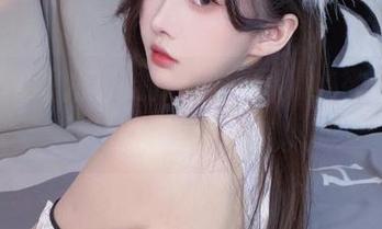 聚焦小小奶瓶儿的高清美图，纯欲吊带引发我的思绪漂流。