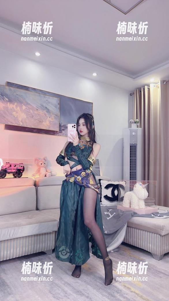 这一波黑丝cos，恐怕小小奶瓶儿要红了！
