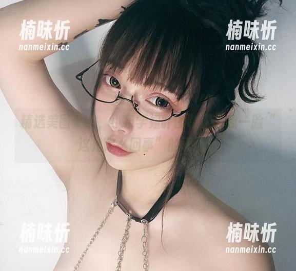 精选美图来袭，小泉学姐吖的制服让我一脸“这是怎么回事”的表情！