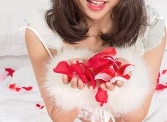 尤果网 – 原图里夏乔的吊带搭配，竟然让我想要翻出我的衣柜