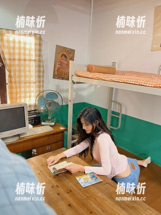 微密圈 - 课桌上就是道具：就是阿朱啊的教室美图，还有图包等你来拿！