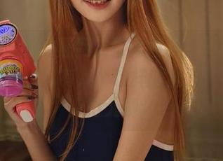 被希希_啾的黑网衣写真圈粉，手里那本“人的一生能有几个这样的夏天”书立刻变得无聊。