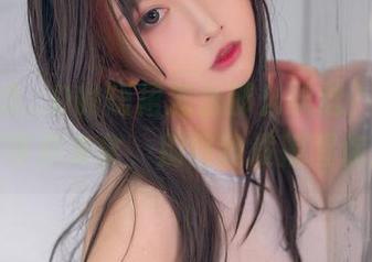 看，念念_D的短裙怎么那么飘逸？免费原图等你来拿，别怪我没提醒你！