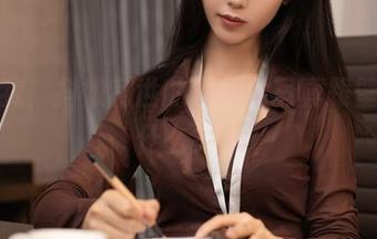 别问我，抖娘利世的独居女写真跟壁纸有什么关系
