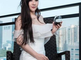 推女神 – 尤Una娜的高清图集：姐姐气质在线，怎么看都特别有意思。