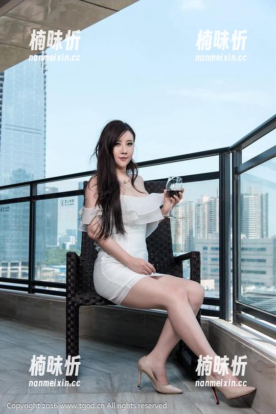 推女神 - 尤Una娜的高清图集：姐姐气质在线，怎么看都特别有意思。