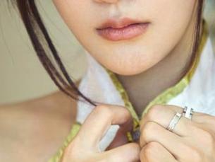 推女郎 – 无圣光加持的作品，谭冰在天台上玩得太飞了。