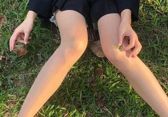 微密圈 – 吊带搭配精致境界，随便设个桌面，这高清壁纸里的“无敌哒小姨妈”又引发了新一轮想象。