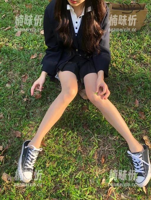 无敌哒小姨妈 微密圈 - 吊带搭配精致境界,随便设个桌面,这高清壁纸里的“无敌哒小姨妈”又引发了新一轮想象。
