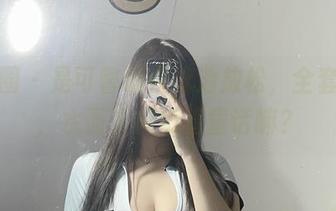 微密圈 – 是可馨耶在泳池放松，全套图片，水面上闪烁着童话嘛？