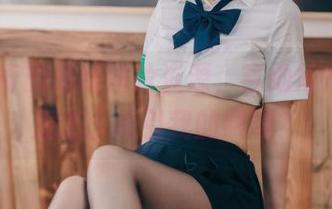 杏仁曲奇的最新图片资源，吉他妹妹2.0是想怎么吸引我的眼球？