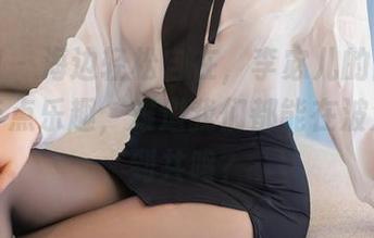 秀人网 – 海边轻松自在，李宓儿的图集哀愁中带点乐趣，难道我们都能在波浪里找到共鸣？