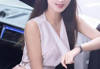 秀人网 – 金妍兮Saki又来天台发美图更新，蓝天白云中隐约有些小小白云。
