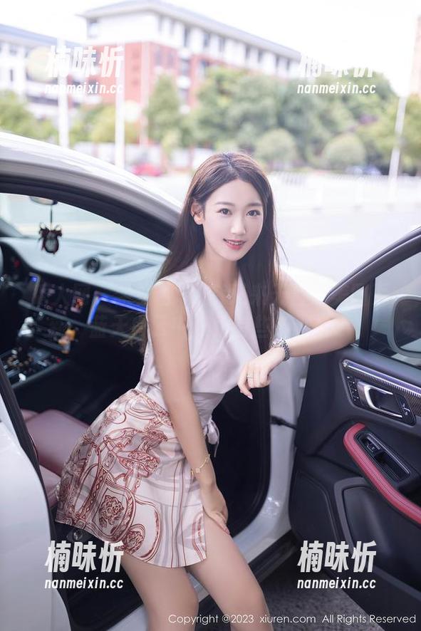 秀人网 - 金妍兮Saki又来天台发美图更新，蓝天白云中隐约有些小小白云。