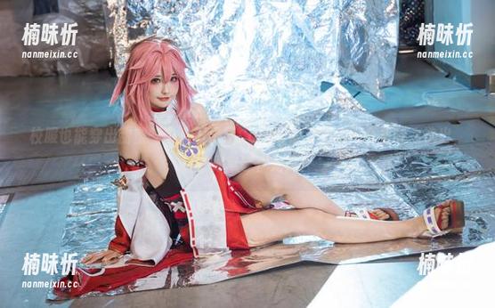 糖果果Candy 校服也能穿出甜蜜气息,糖果果Candy的户外美图合集呼之欲出,别墅绿草等你来踩!