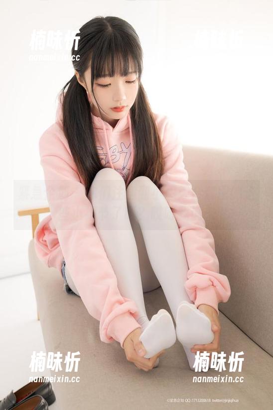 紧急企划-小恩 紧急企划 - 你们注意到小恩天台套图的这些小细节了吗?哎呀我说…