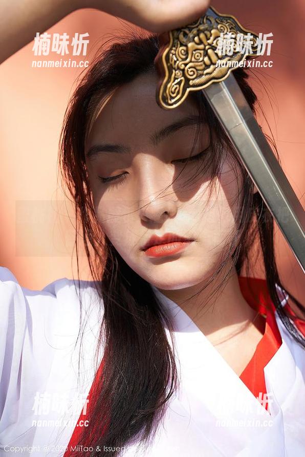 蜜桃社 - 作品展示：看Gina如何用皮衣把普通人变成行走的潮流标杆