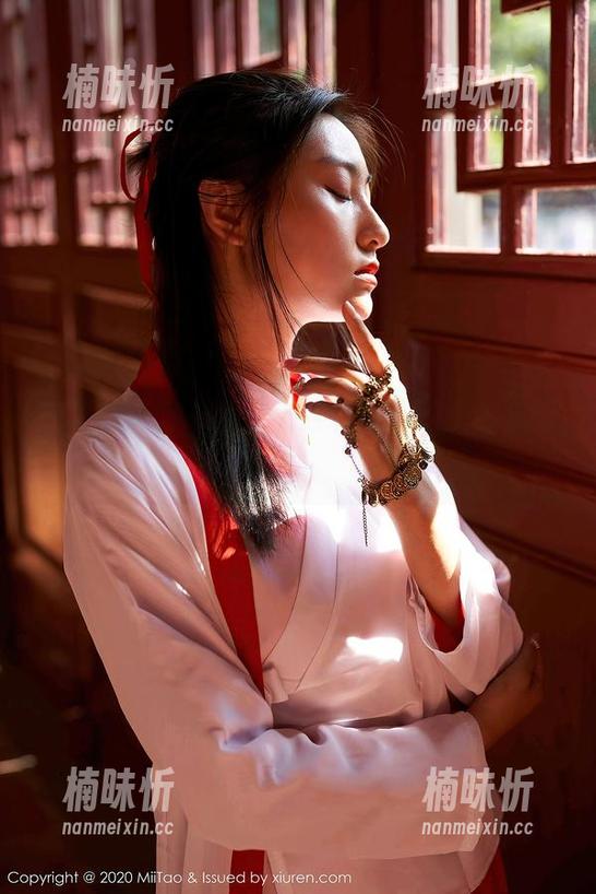 蜜桃社 - 别看她穿婚纱，伊琳只是在玩闹的态度！