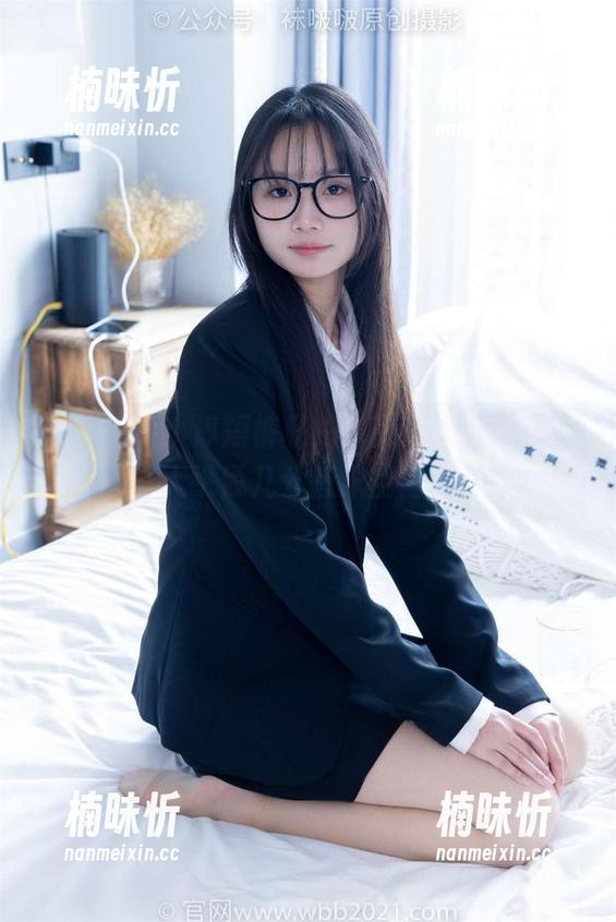 袜啵啵-小淳 袜啵啵 - 小淳短裤私拍,随意造型可真让人平添几分想象空间啊