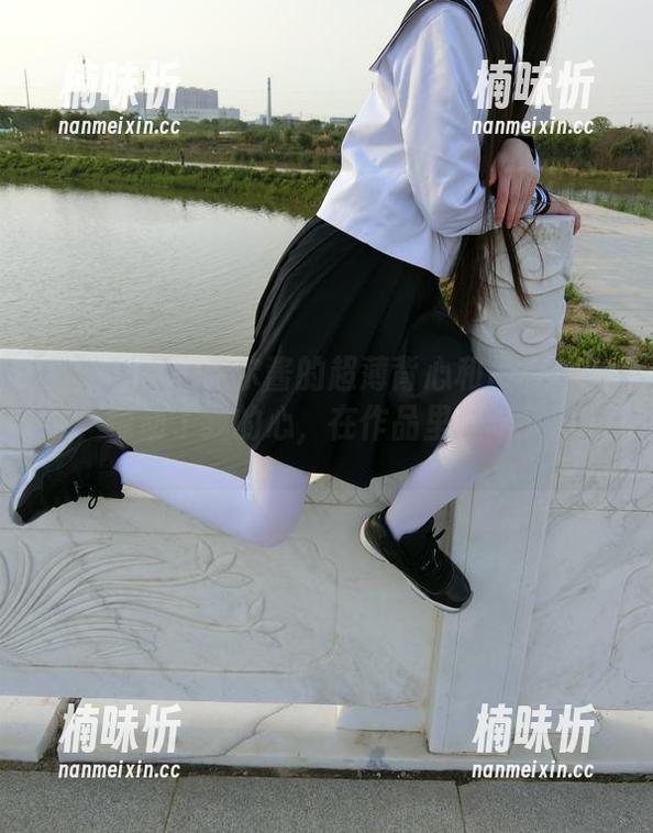 西尔酱 手贱到点进西尔酱的超薄背心和吊带袜美图,惊动了我的心,在作品里游走又想逃。