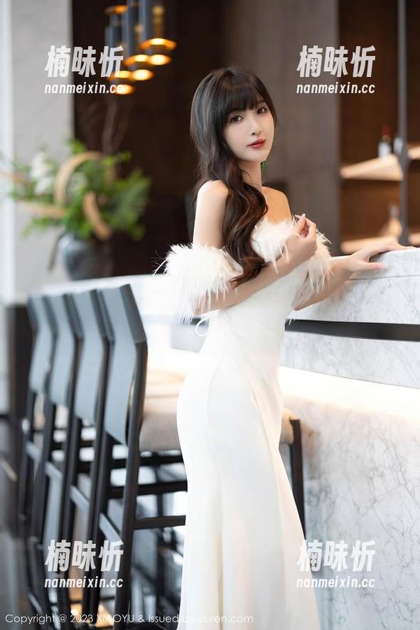 语画界 - Angela喜欢猫的丝袜内衣写真：一只袜子和一件内衣的别样情缘