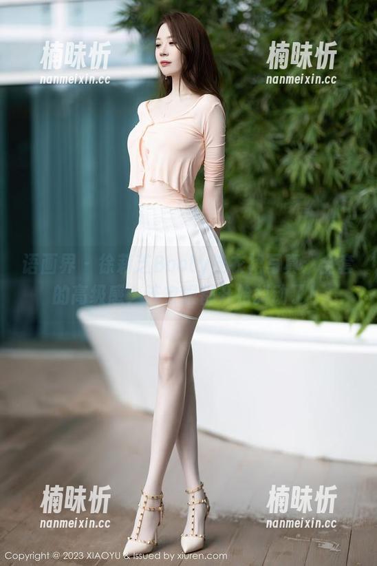 语画界-徐莉芝Booty 语画界 - 徐莉芝Booty连衣裙写真:全套的高级感,连衣服都开始抖动了!