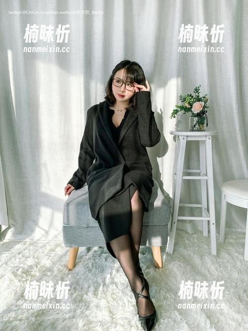 超皮皮皮奶 教室里的超皮皮皮奶:高清写真集,学生都在偷看!