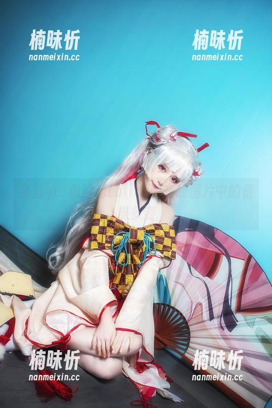 金鱼yui和她的Lolita：在线图片中的俏皮多变