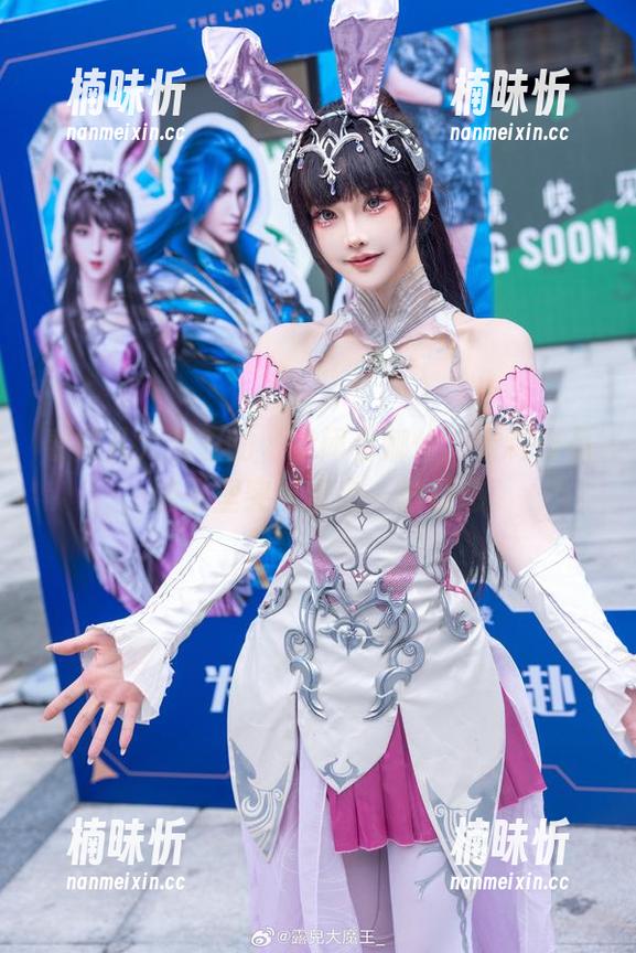 露儿大魔王 看露儿大魔王的‘禁闭者娜恰’定制作品,脑子里突然冒出一堆疑惑。