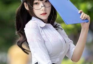 香草喵露露的私房图集，这绿色泳衣让我一不小心就想去追求幸福感！