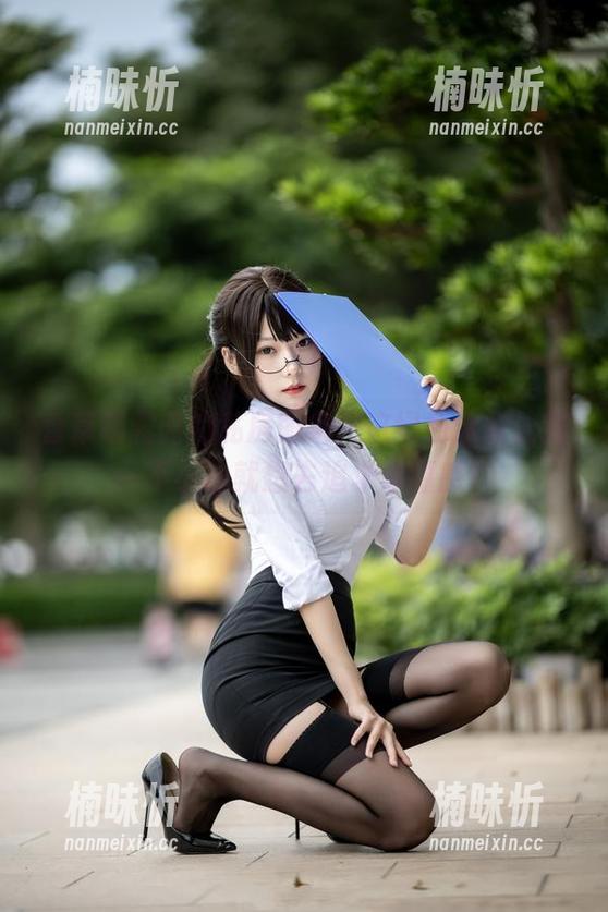 香草喵露露的私房图集，这绿色泳衣让我一不小心就想去追求幸福感！