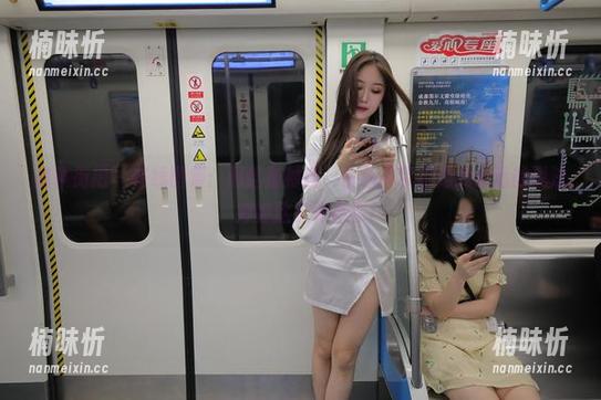 魔镜街拍 - 在线图集：黑丝是衬托，白色吊带裙是我永远的说法，婷婷这次真有你！