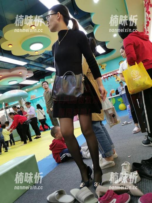 魔镜街拍-婷婷 魔镜街拍 - 婷婷的包臀紫气东来——这件灰裙太抢戏!OL风的极致演绎,作品集与原图来啦!