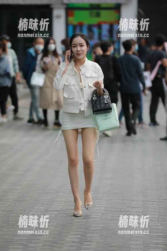 魔镜街拍 - 蓝色似乎是真爱，芝芝的泳衣在免费图册中闪光！