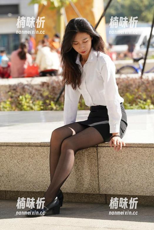 轻轨行旅吧，魔镜街拍在线，白色吊带肉丝美女美图独特一瞥！